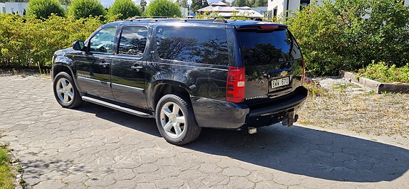 Chevrolet Suburban 3 of 13