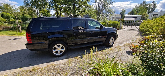 Chevrolet Suburban 5 of 13