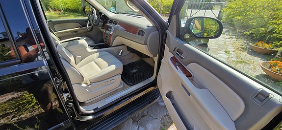 Chevrolet Suburban 7 of 13