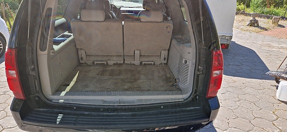 Chevrolet Suburban 12 of 13