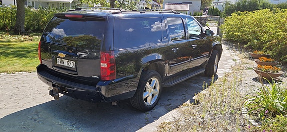 Chevrolet Suburban 4 of 13
