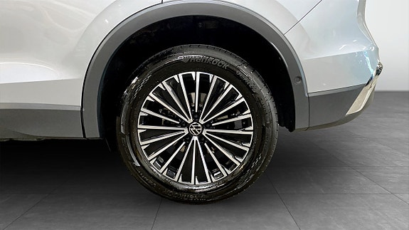 Volkswagen Tiguan 6 of 12