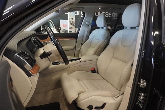 Volvo XC90 11 of 30