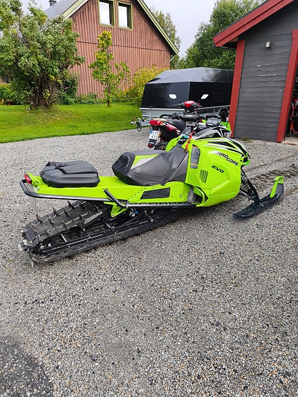 Arctic-cat M8000 Hardcore 3 of 8