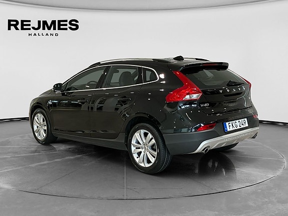 Volvo V40 Cross Country 2 of 14