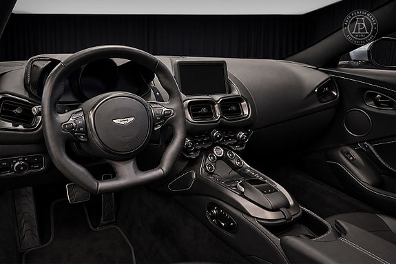 Aston Martin Vantage 8 of 10