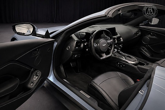 Aston Martin Vantage 6 of 10