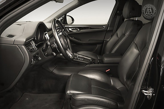 Porsche Macan S 5 of 9
