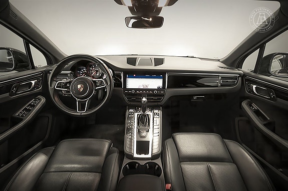 Porsche Macan S 7 of 9