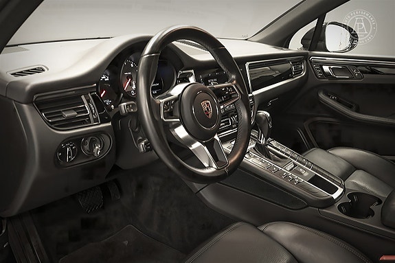 Porsche Macan S 6 of 9