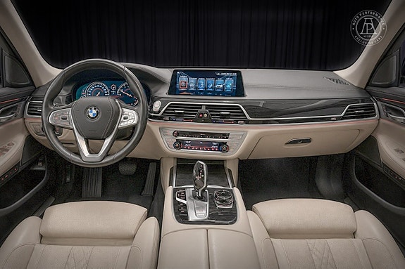 BMW 750i 8 of 11