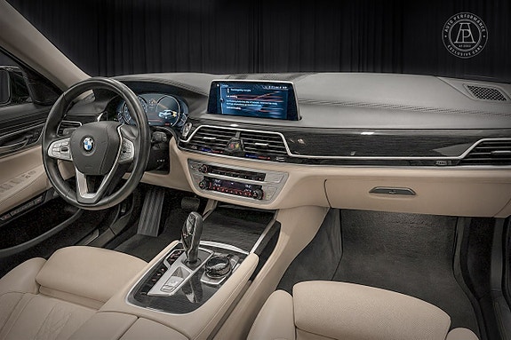 BMW 750i 9 of 11