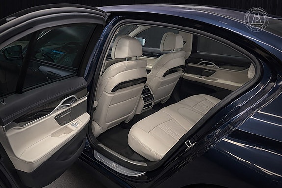 BMW 750i 10 of 11