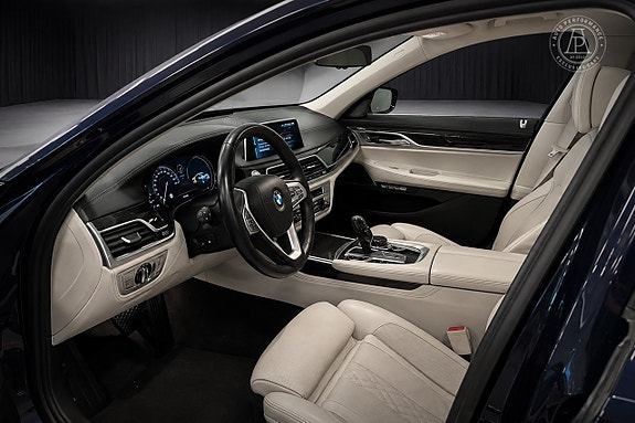 BMW 750i 6 of 11