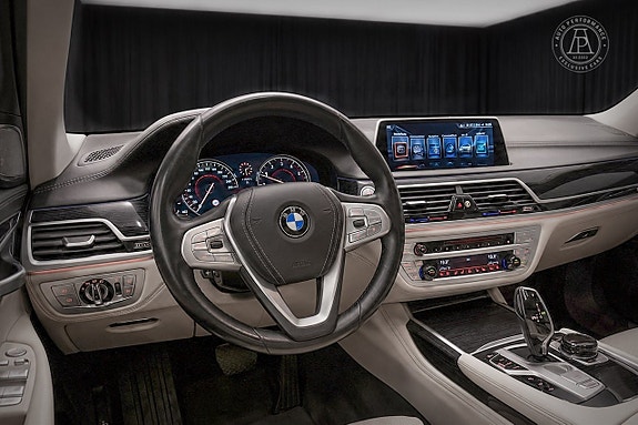 BMW 750i 7 of 11