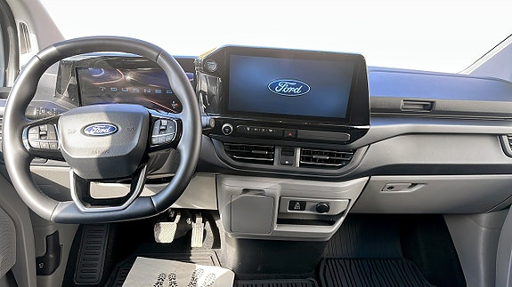 Ford E-Custom Tourneo 4 of 9