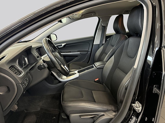 Volvo V60 Cross Country 8 of 16