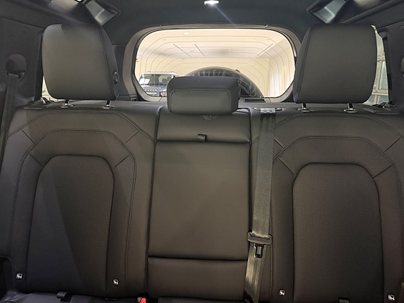 Land Rover Defender 110 19 of 26