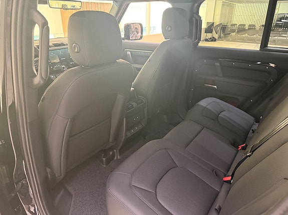 Land Rover Defender 110 20 of 26