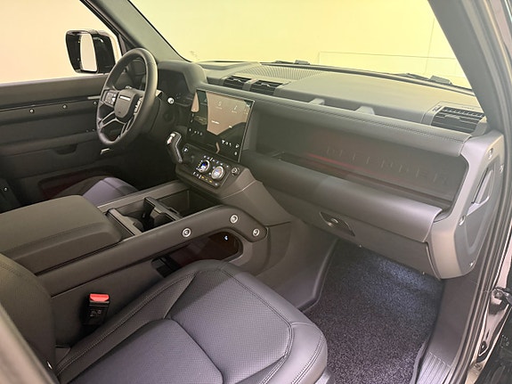 Land Rover Defender 110 23 of 26