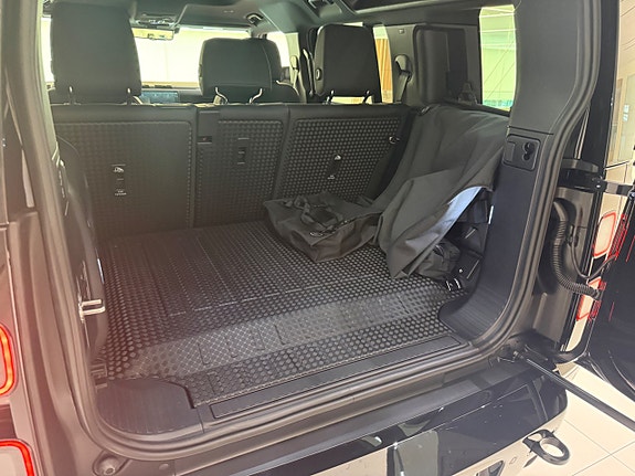 Land Rover Defender 110 24 of 26
