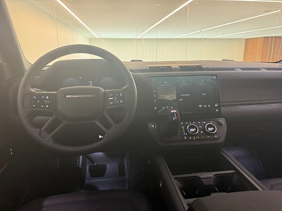 Land Rover Defender 110 14 of 26