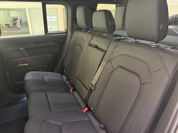 Land Rover Defender 110 21 of 26