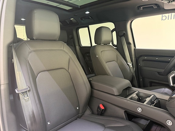 Land Rover Defender 110 22 of 26