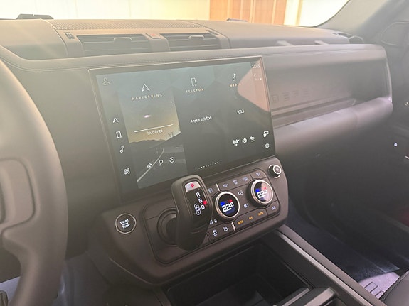 Land Rover Defender 110 15 of 26