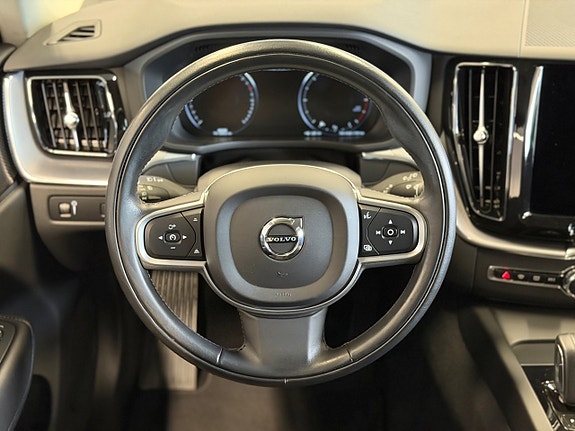 Volvo XC60 11 of 17