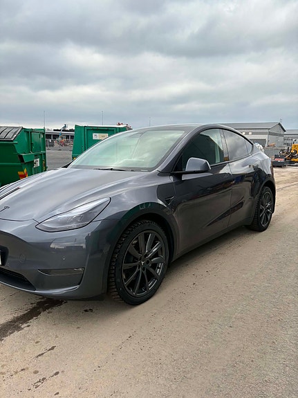 Tesla Model Y 4 of 6