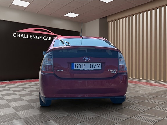 Toyota Prius 7 of 15