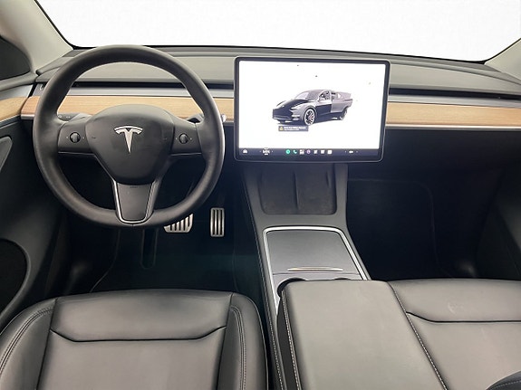 Tesla Model Y 14 of 29