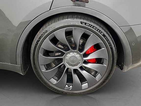 Tesla Model Y 27 of 29