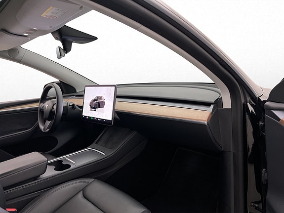 Tesla Model Y 22 of 29