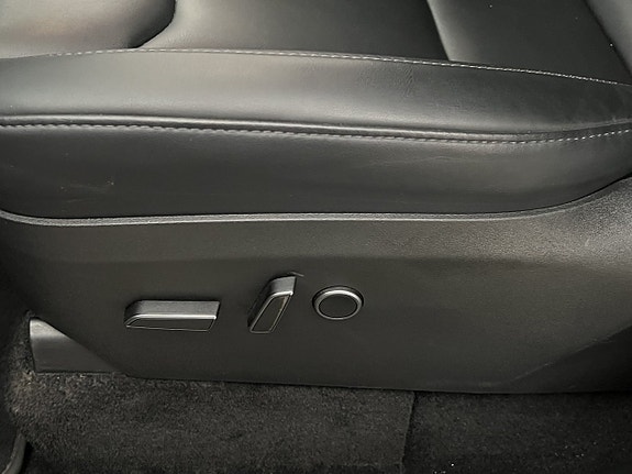 Tesla Model Y 12 of 29