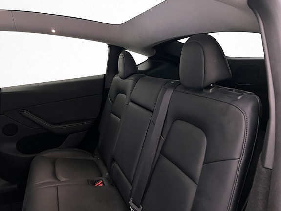 Tesla Model Y 24 of 29