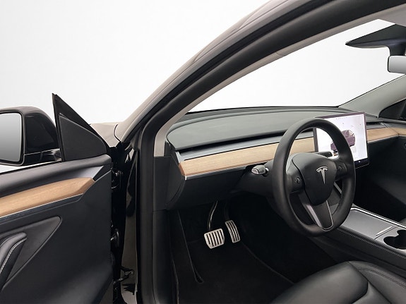 Tesla Model Y 10 of 29