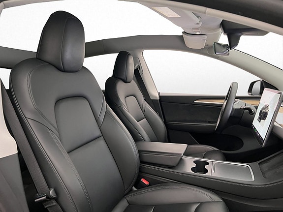 Tesla Model Y 23 of 29