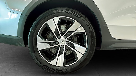 Volvo V60 Cross Country 9 of 13