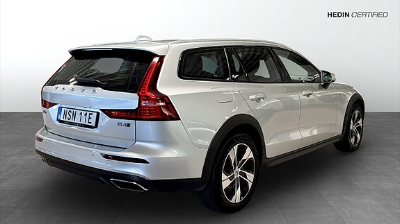Volvo V60 Cross Country 2 of 13