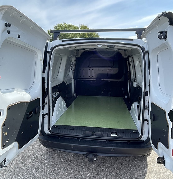 Nissan NV250 4 of 8