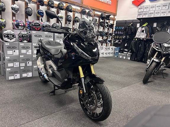 Honda X-ADV 750 3 of 6