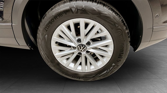 Volkswagen T-Roc 6 of 12