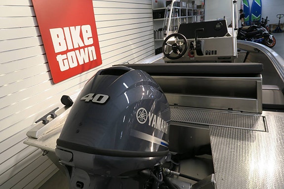 Buster MCC med Yamaha F40 Utförsäljning av visningsex! 5 of 7