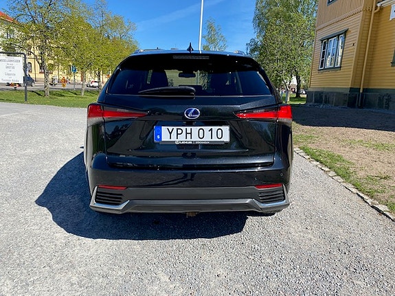 Lexus NX300h 3 of 7