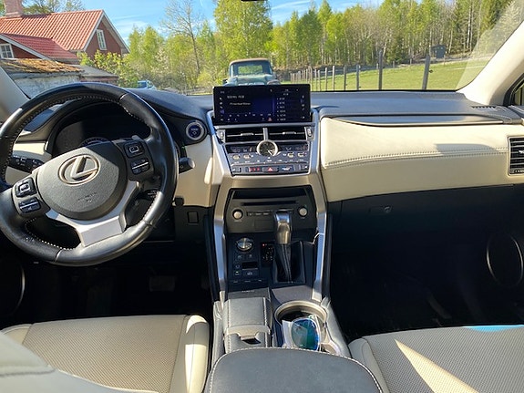 Lexus NX300h 6 of 7