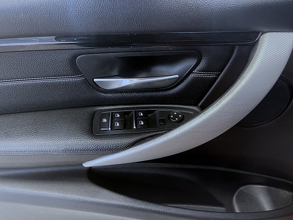 BMW 330i 7 of 17