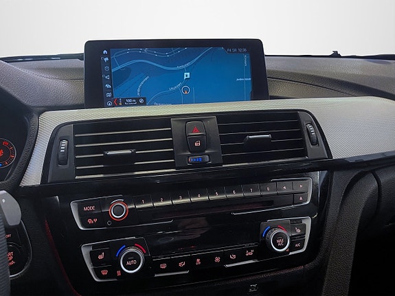 BMW 330i 12 of 17