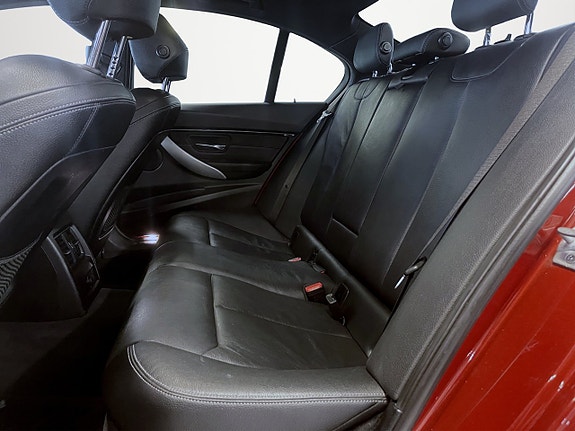 BMW 330i 14 of 17